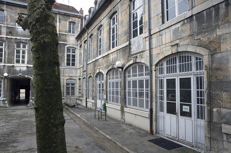 Vue d'ensemble de l'aile gauche depuis le fond de la cour.