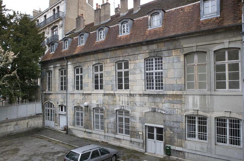 Vue d'ensemble de l'aile droite depuis l'entrée de la cour.