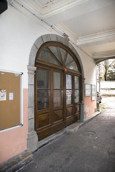 Détail de l'entrée de l'escalier à gauche du passage cocher.