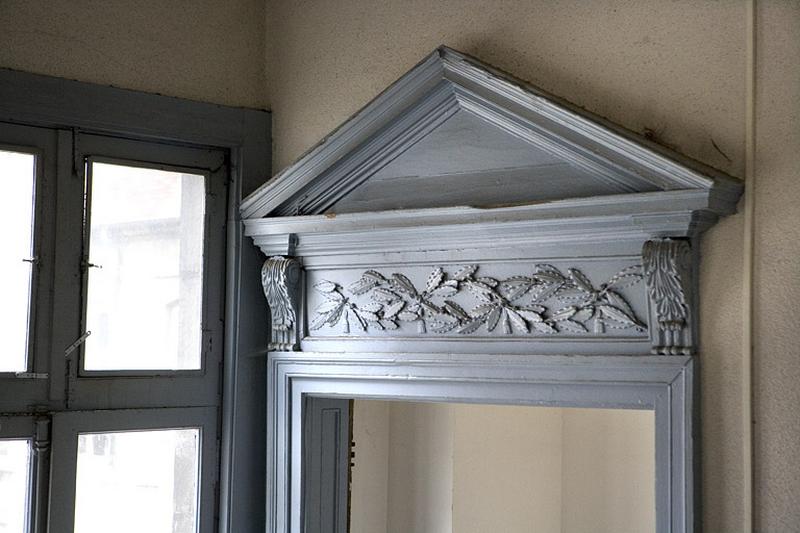 Détail d'un dessus de porte du premier étage.