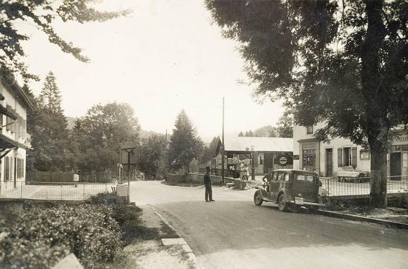 Café du Vallon. E. Maeder- Chocolats et Tabacs- Vallorbe- Frontière [Vue générale en direction de la douane suisse]