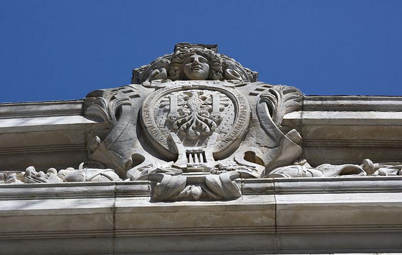 Détail de la partie centrale du fronton avec les armes de la ville, de face.