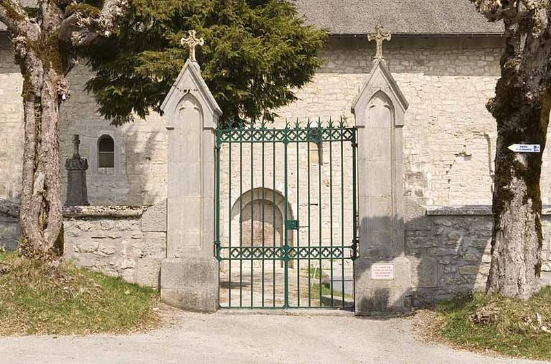 Portail ouvrant sur le cimetière.