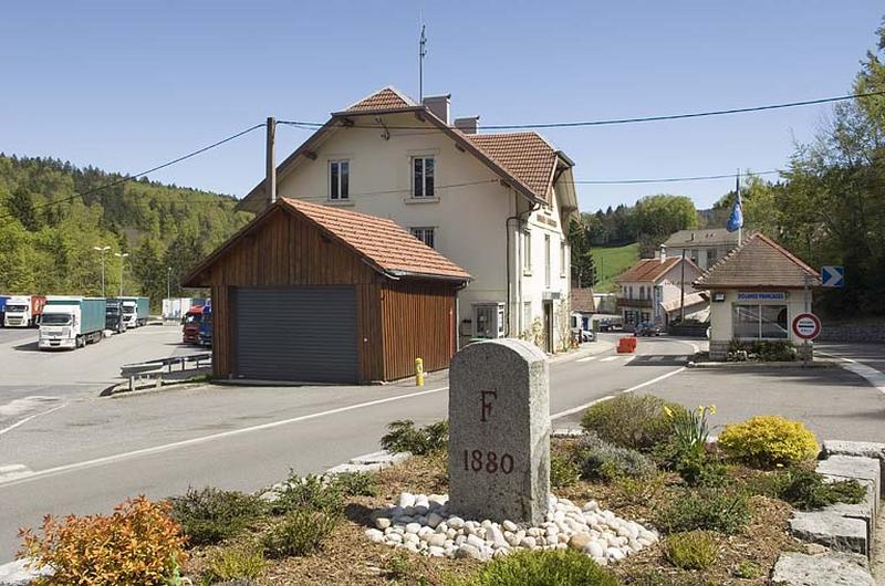 Vue d'ensemble des bâtiments de la douane.