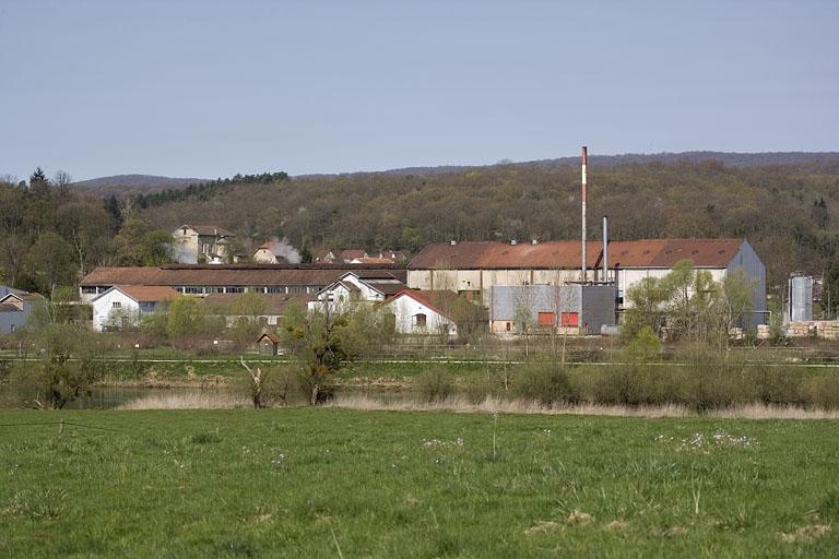 La papeterie depuis la rive gauche du Doubs.