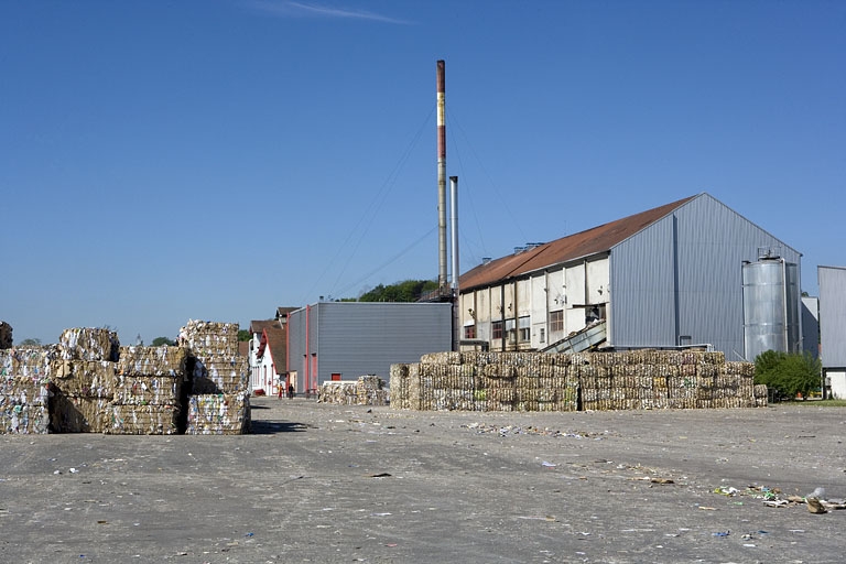 Aire des matières premières et atelier de trituration depuis le nord-est.