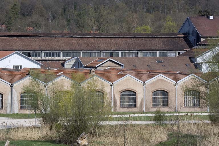 Pignons et toitures du magasin industriel depuis le sud.