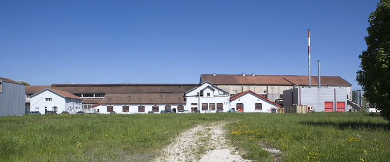 Façades sur cour des bâtiments industriels depuis le sud.