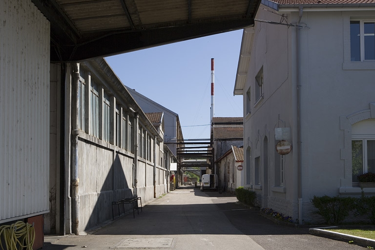 Passage entre l'atelier de la machine à papier et les ateliers de réparation et de maintenance.