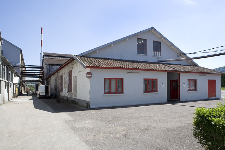 Atelier de réparation et de maintenance. Vue de trois quarts arrière.