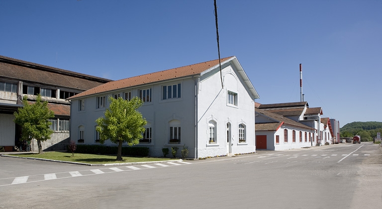 Bureaux et ateliers de réparation et de maintenance. Façades sud.