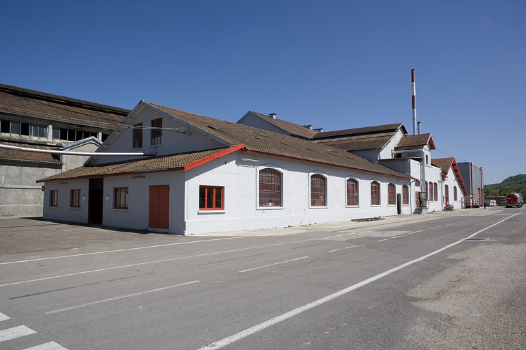 Vue d'ensemble des façades sud des ateliers de réparation et de maintenance.