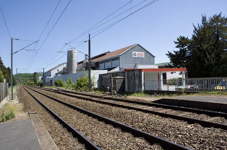 La papeterie depuis la voie ferrée.