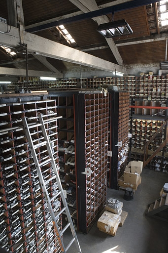 Magasin de stockage de pièces détachées. Vue intérieure.