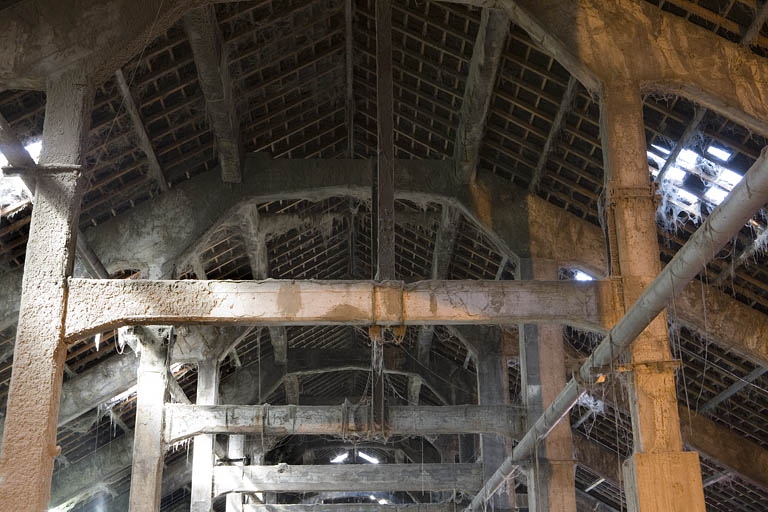 Atelier de trituration. Fermes en béton de la travée centrale.