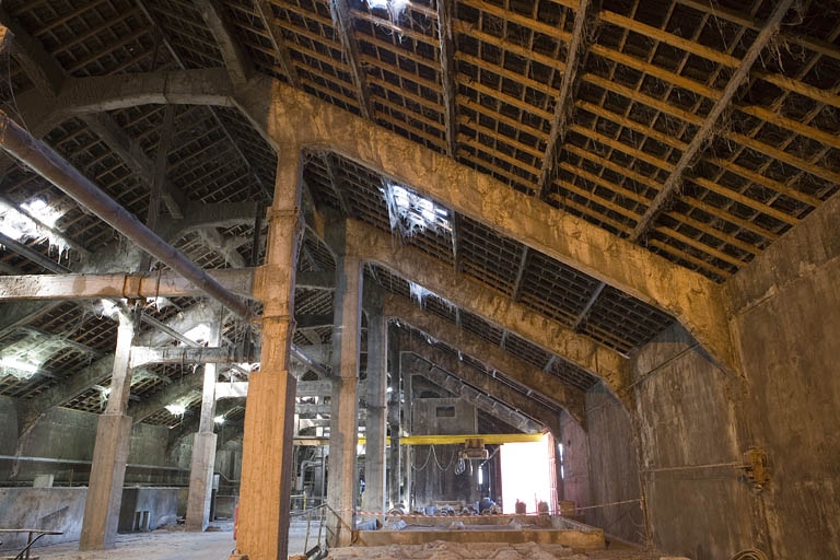 Atelier de trituration. Vue latérale de la charpente.