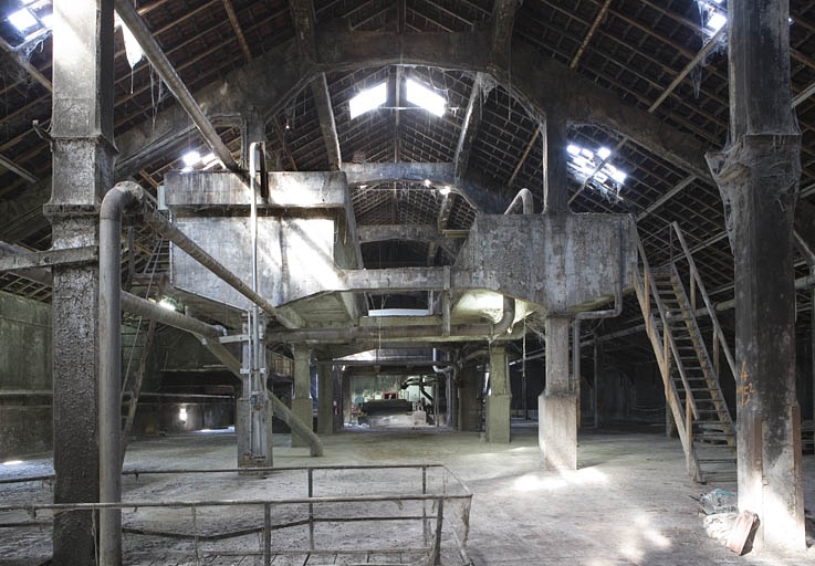 Atelier de trituration. Vue d'ensemble dans l'axe du bâtiment, depuis le sud.