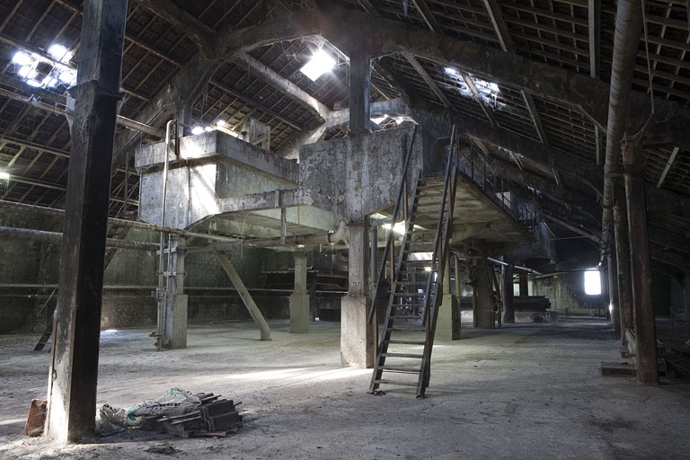 Atelier de trituration. Vue d'ensemble du second étage.
