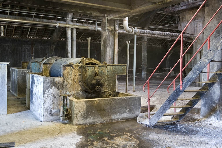 Atelier de trituration. Vue rapprochée du mélangeur à acides (?).