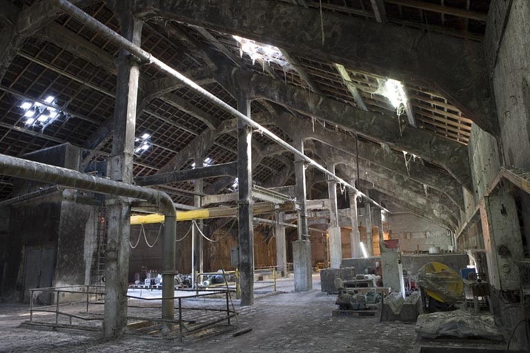 Atelier de trituration. Vue d'ensemble de la charpente en béton.