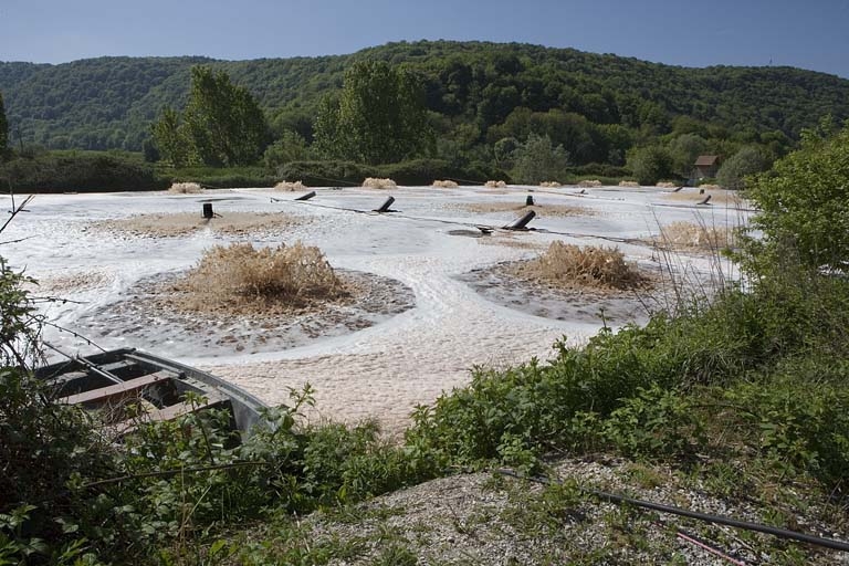 Bassin de décantation, à l'est de la papeterie.