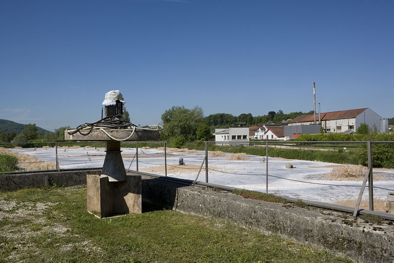 Vue de l'atelier de trituration depuis un bassin de décantation.