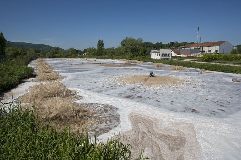 Bassin de décantation et atelier de trituration. Vue depuis le sud-est.