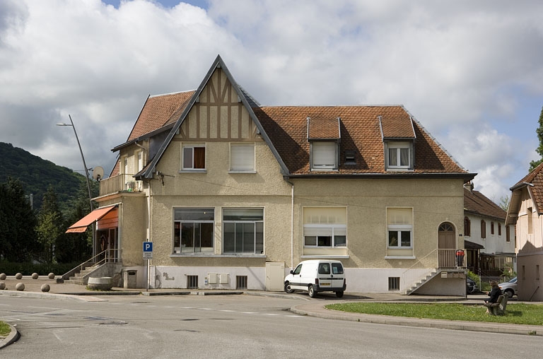 Magasin coopératif. Pignon avec logement.