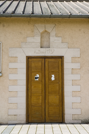 Porte de la salle des loisirs et de cinéma.
