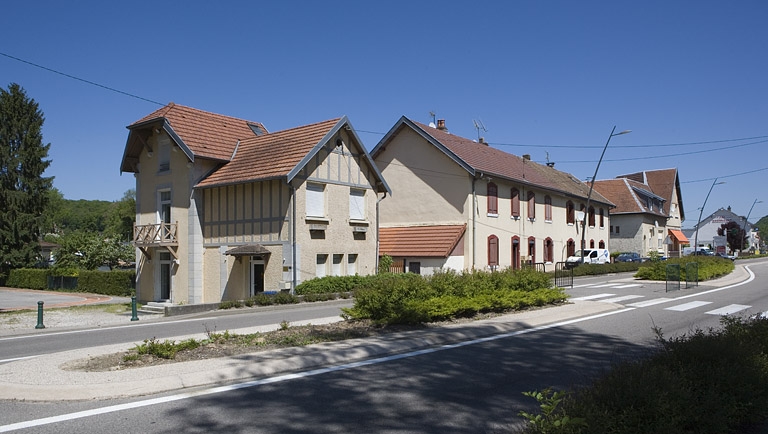 Conciergerie du logement patronal, cité la Cude et magasin coopératif. Vue de trois quarts.