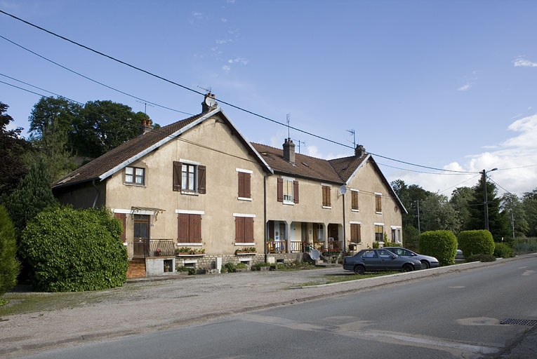 Logement d'ouvriers (13, 15, 17 rue Weibel). Façade antérieure de trois quarts droite.