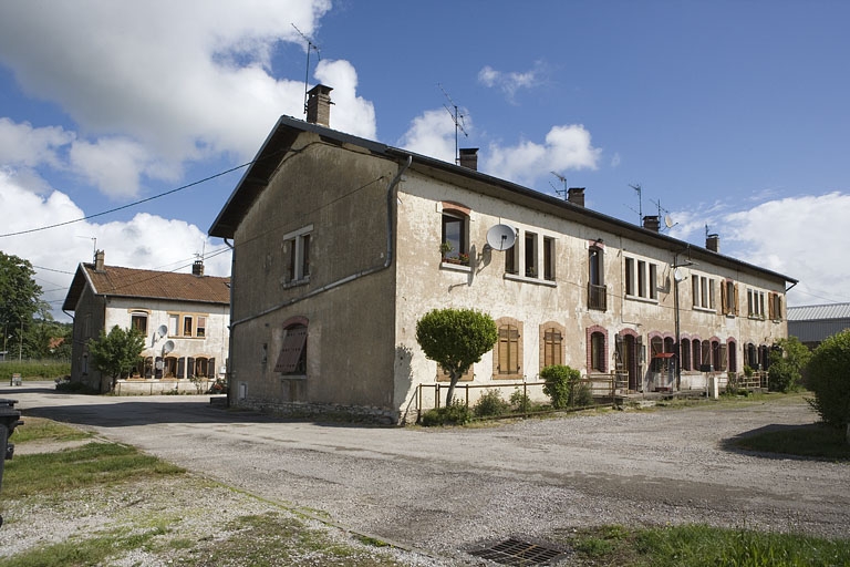 Cité ouvrière (rue Weibel). Vue rapprochée d'une façade postérieure.
