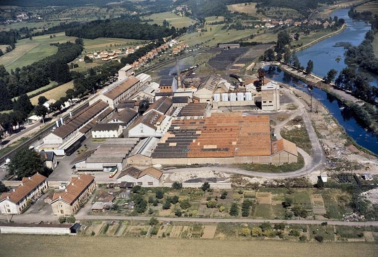 Vue aérienne, depuis l'ouest.