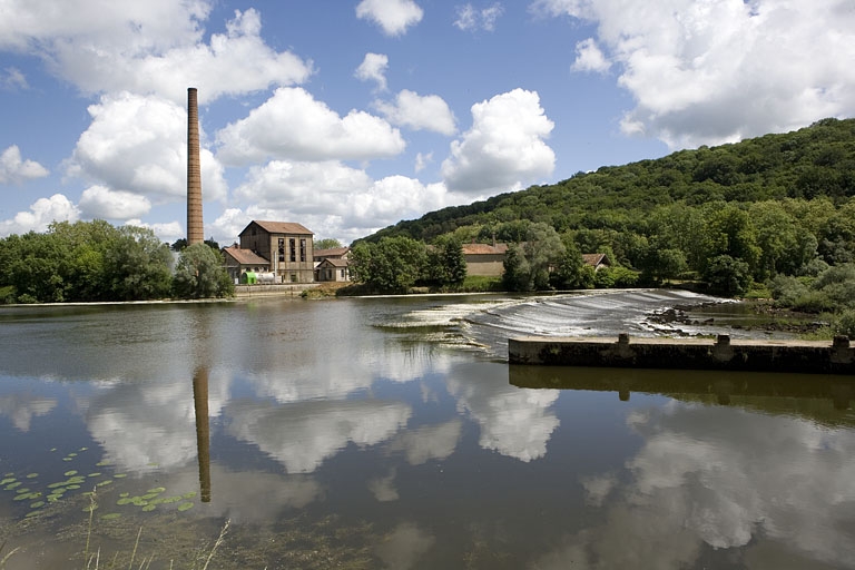 La papeterie depuis la rive droite du Doubs.