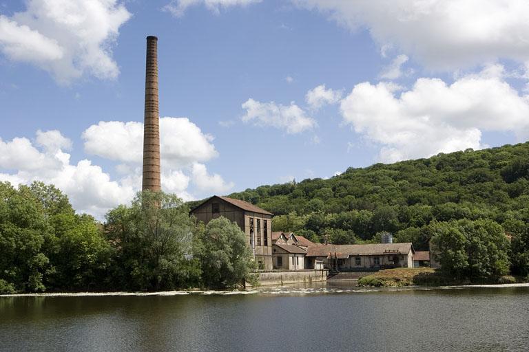 Chaufferie et bâtiment d'eau depuis la rive droite du Doubs.