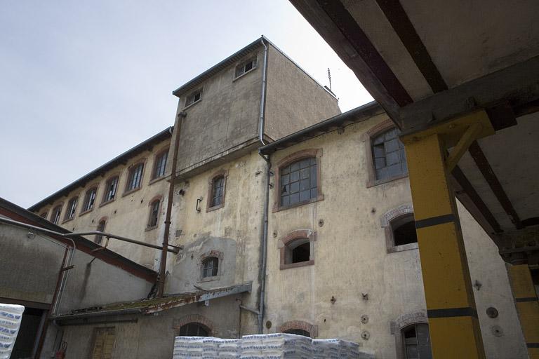Atelier de fabrication (découpage). Façade ouest.
