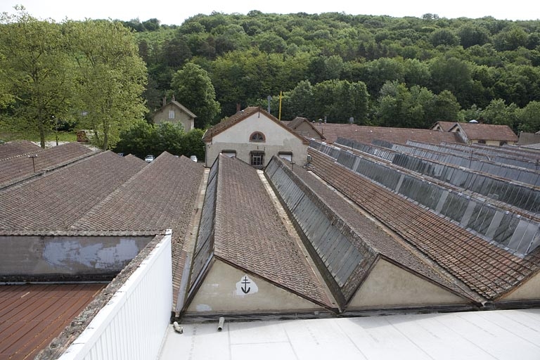 Magasin industriel. Vue de face d'un shed.