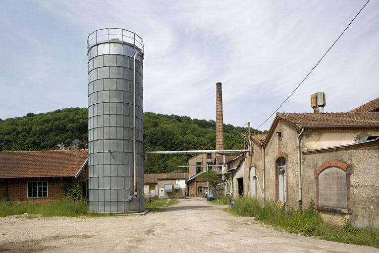 Réservoir industriel, bâtiment d'eau, chaufferie et atelier de la machine à papier. Partie sud.