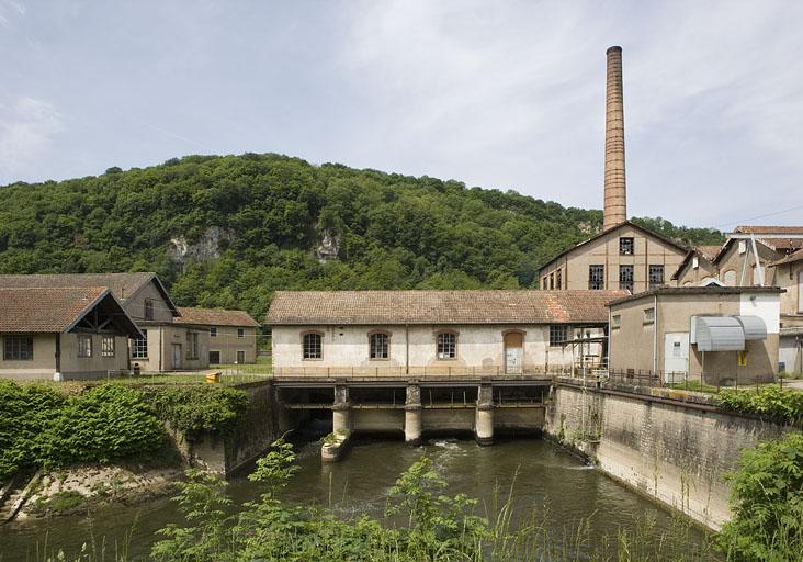 Bief de dérivation et façade est du bâtiment d'eau.
