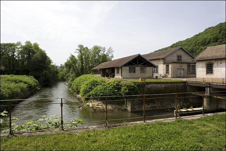 Bief de dérivation et hangar industriel.