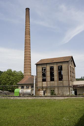 La chaufferie et la cheminée depuis l'atelier de menuiserie.