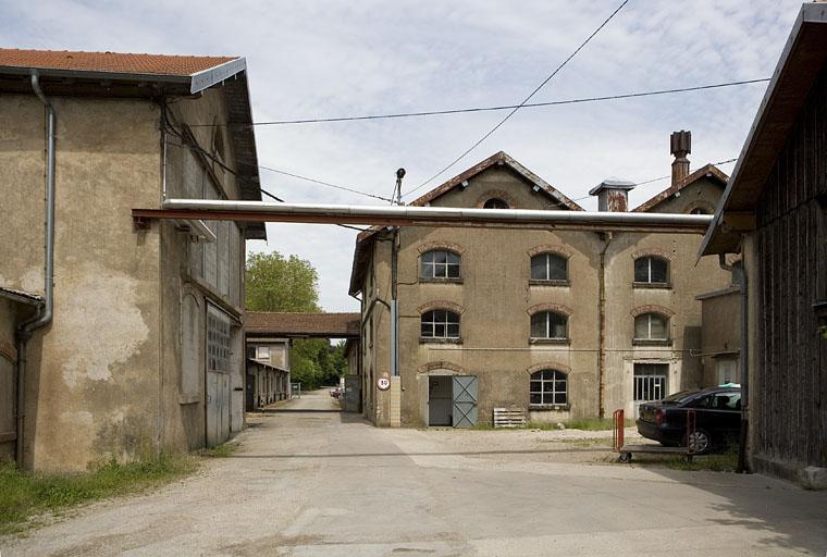 Pignons des ateliers (façonnage et machine à papier) depuis le sud.