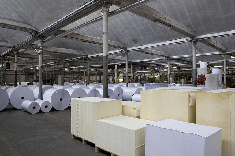 Atelier de façonnage. Stockage des bobines à découper.