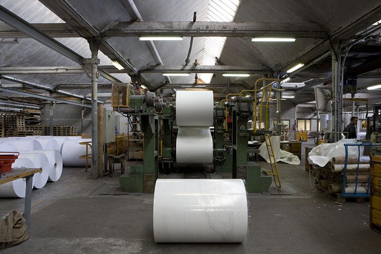 Atelier de façonnage. Sortie des rouleaux de la découpeuse.