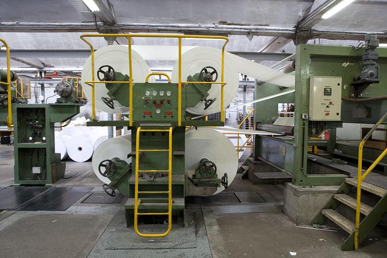 Atelier de façonnage. Découpeuse.