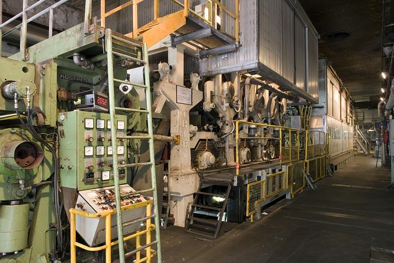 Atelier de la machine à papier. Premier calandrage du papier.