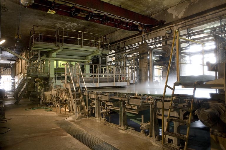 Atelier de la machine à papier. Vue de trois quarts.
