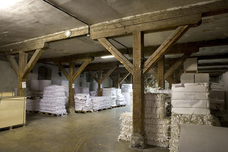 Magasin industriel à étages. Rez-de-chaussée (stockage des balles compressées).