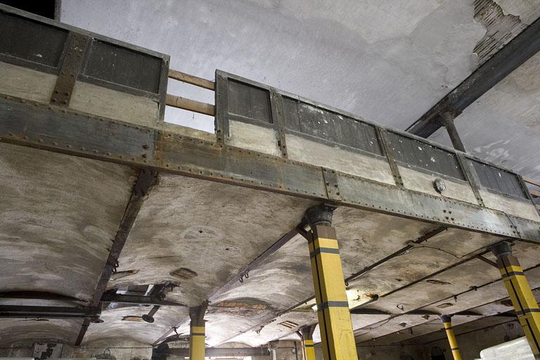 Entrepôt industriel. Détail du plancher supérieur en entrevous en berceau segmentaire supportant les piles raffineuses.