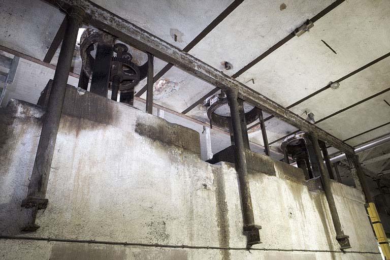 Entrepôt industriel. Vestiges des pulpeurs depuis le rez-de-chaussée.